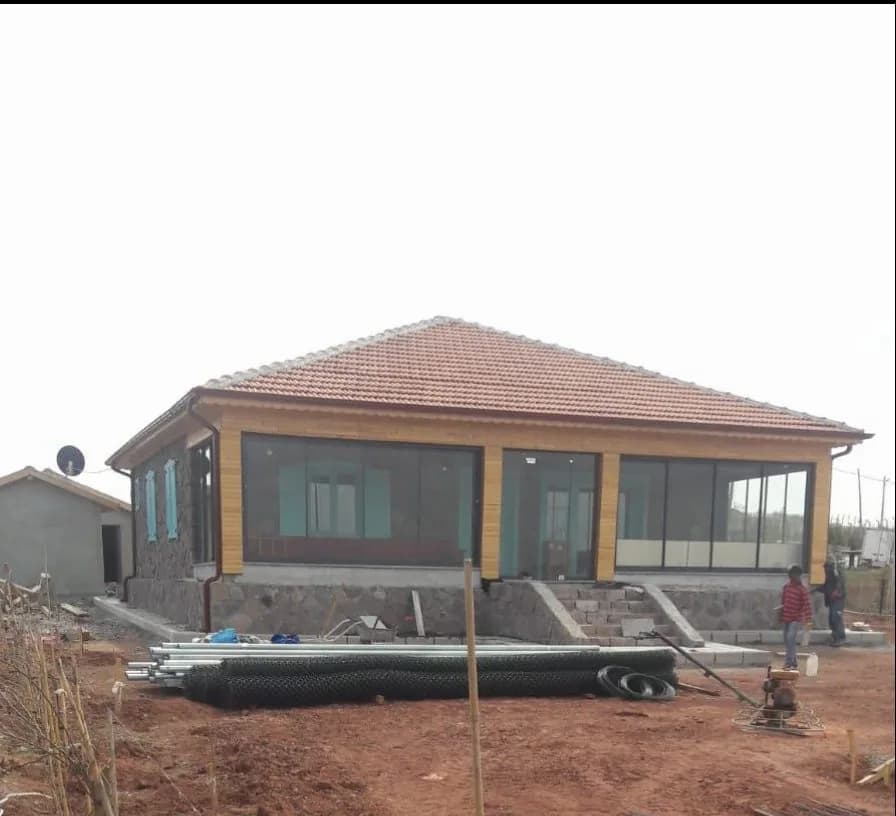 Ahşap detaylı, geniş camlı bahçe evi yapımı — Ankara