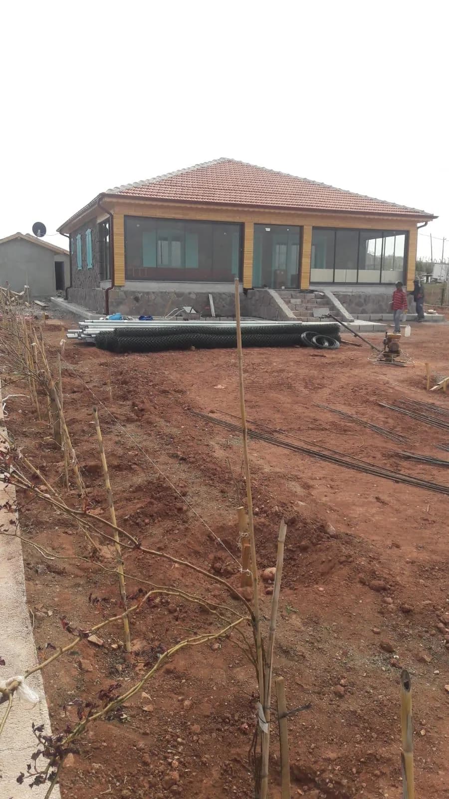 Yeni yapılan evin bahçesine serilen toprak — Ankara