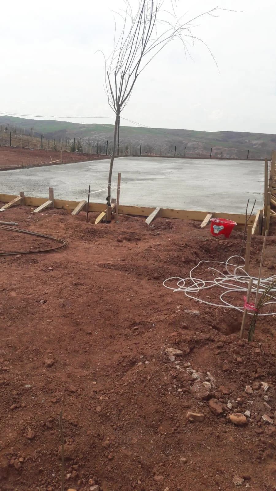 Bahçe evi arazisinde dökülen zemin betonu ve kalıp — Ankara