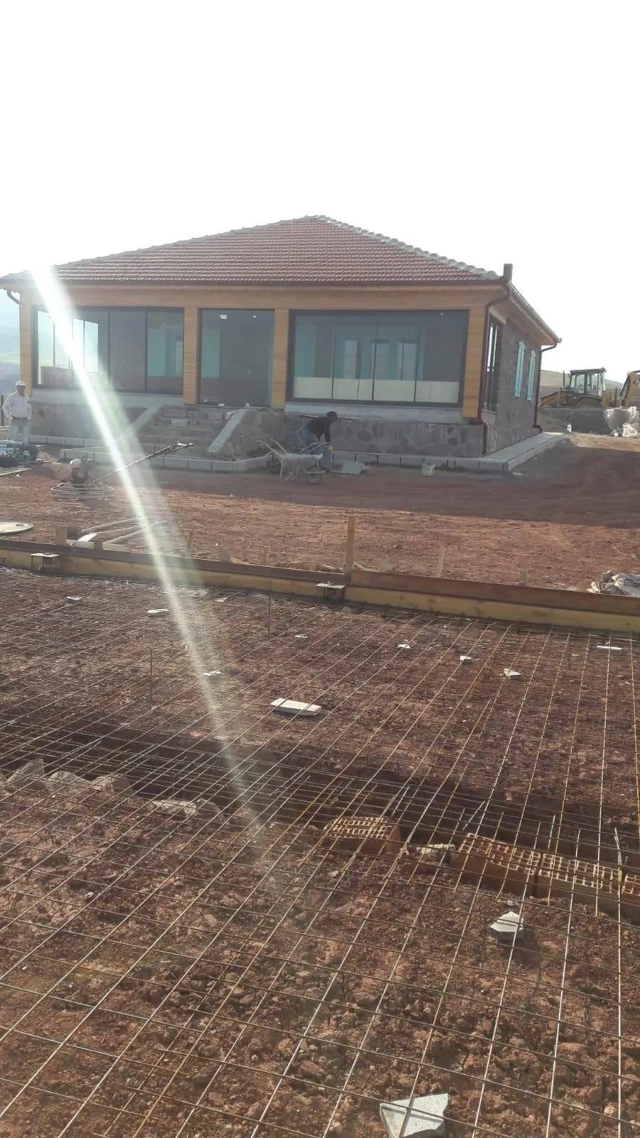 Bahçe evi önünde zemin betonu için hasır çelik serimi — Ankara