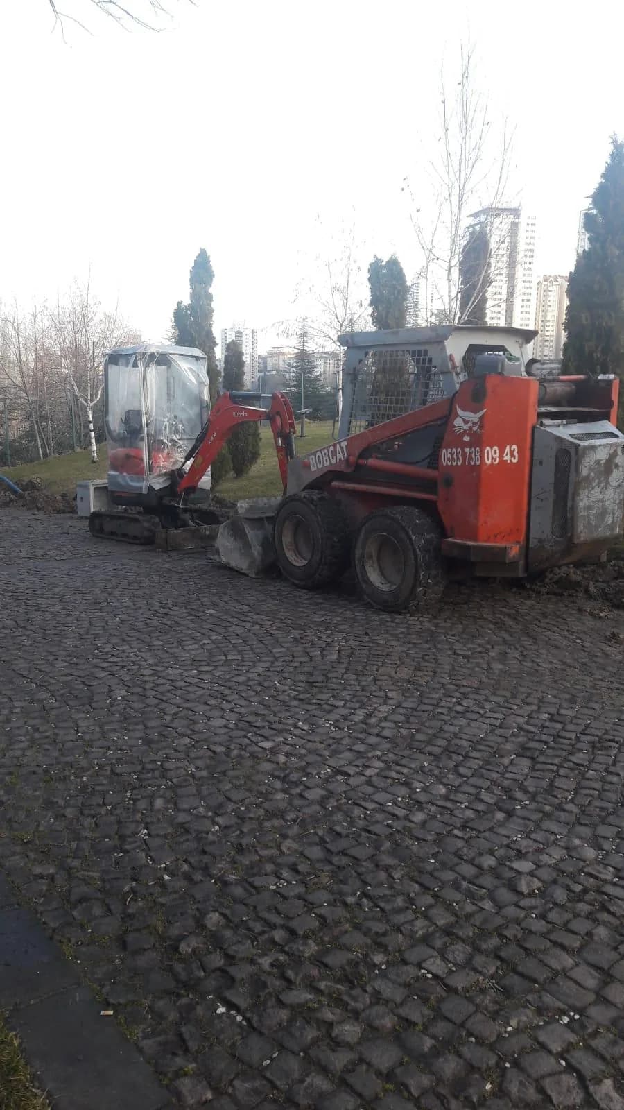 Mini kepçe ve bobcat dorse ile sahaya taşınıyor — Çınar Beton Ankara