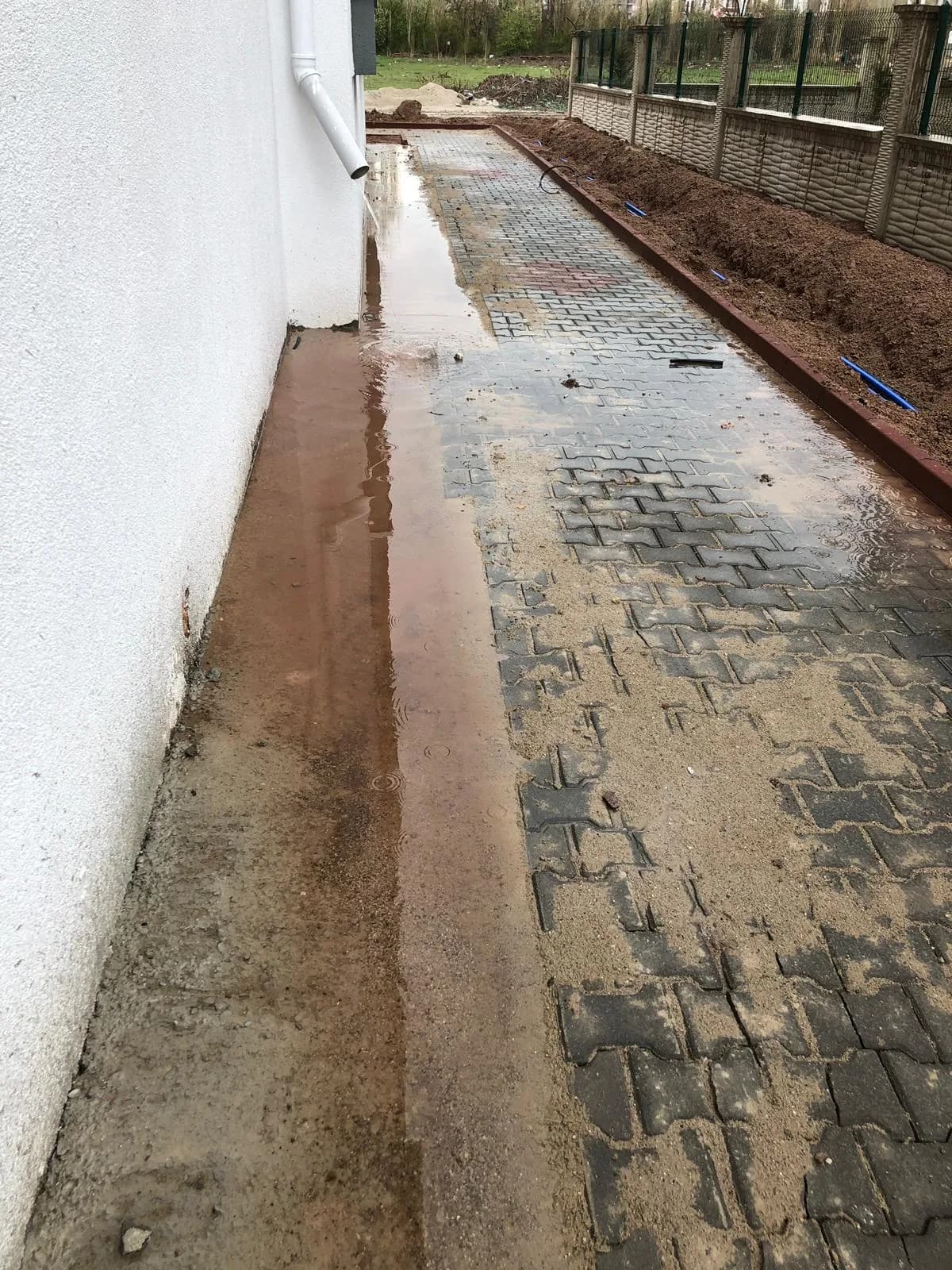 Bina kenarı boyunca açılan drenaj kanalı — Ankara