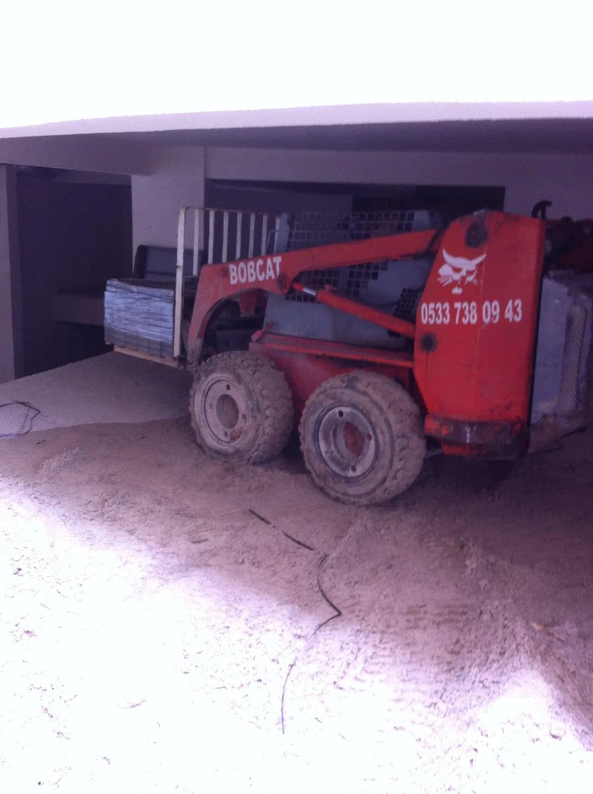 Operatörlü kiralanan Bobcat iş makinesi şantiyede — Çınar Beton Ankara