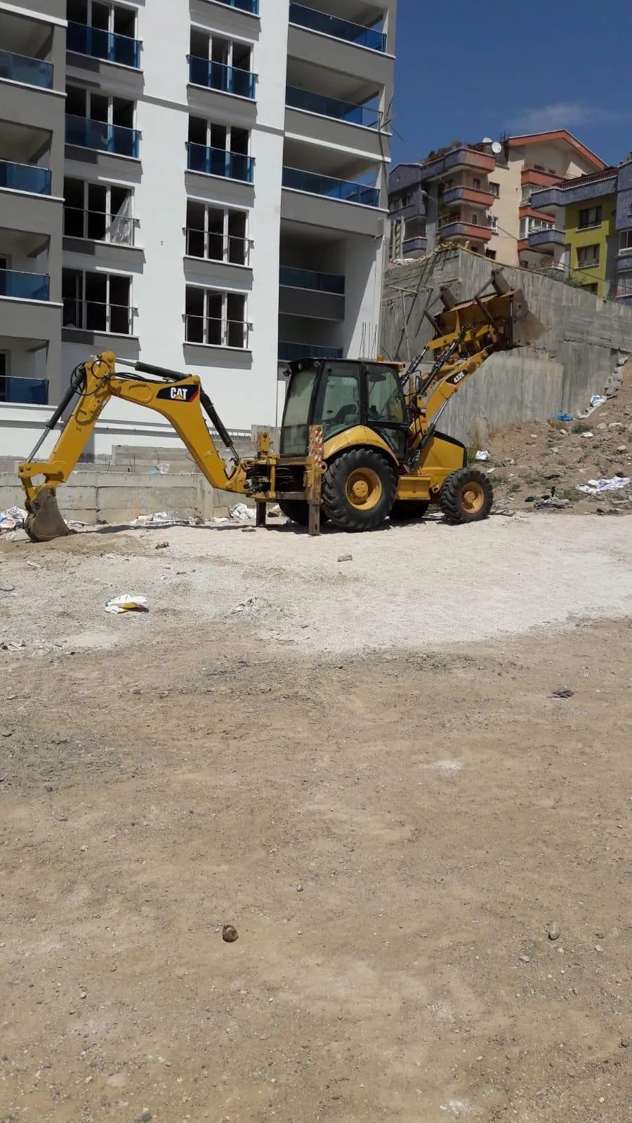 Beko loder ile apartman çevresinde dolgu ve tesviye — Ankara