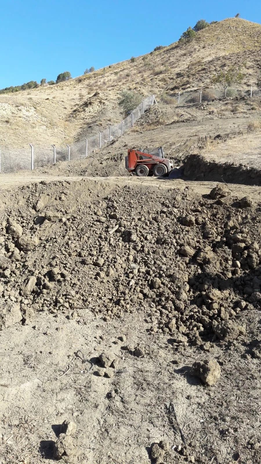 Arsa seviyelendirmesi için serilen dolgu toprağı — Ankara