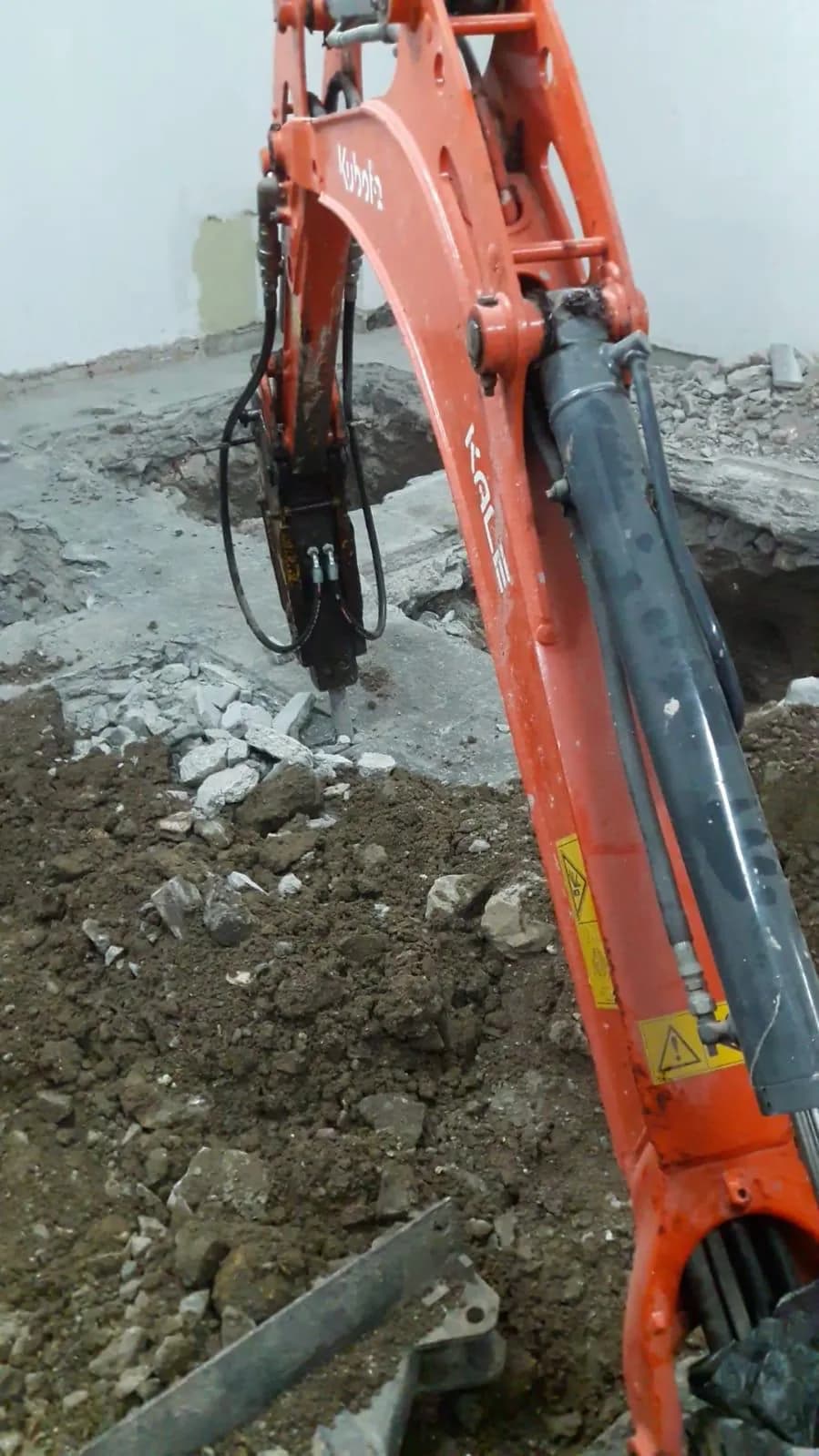 Hidrolik kırıcı ile beton ve zemin kırım işi — Ankara