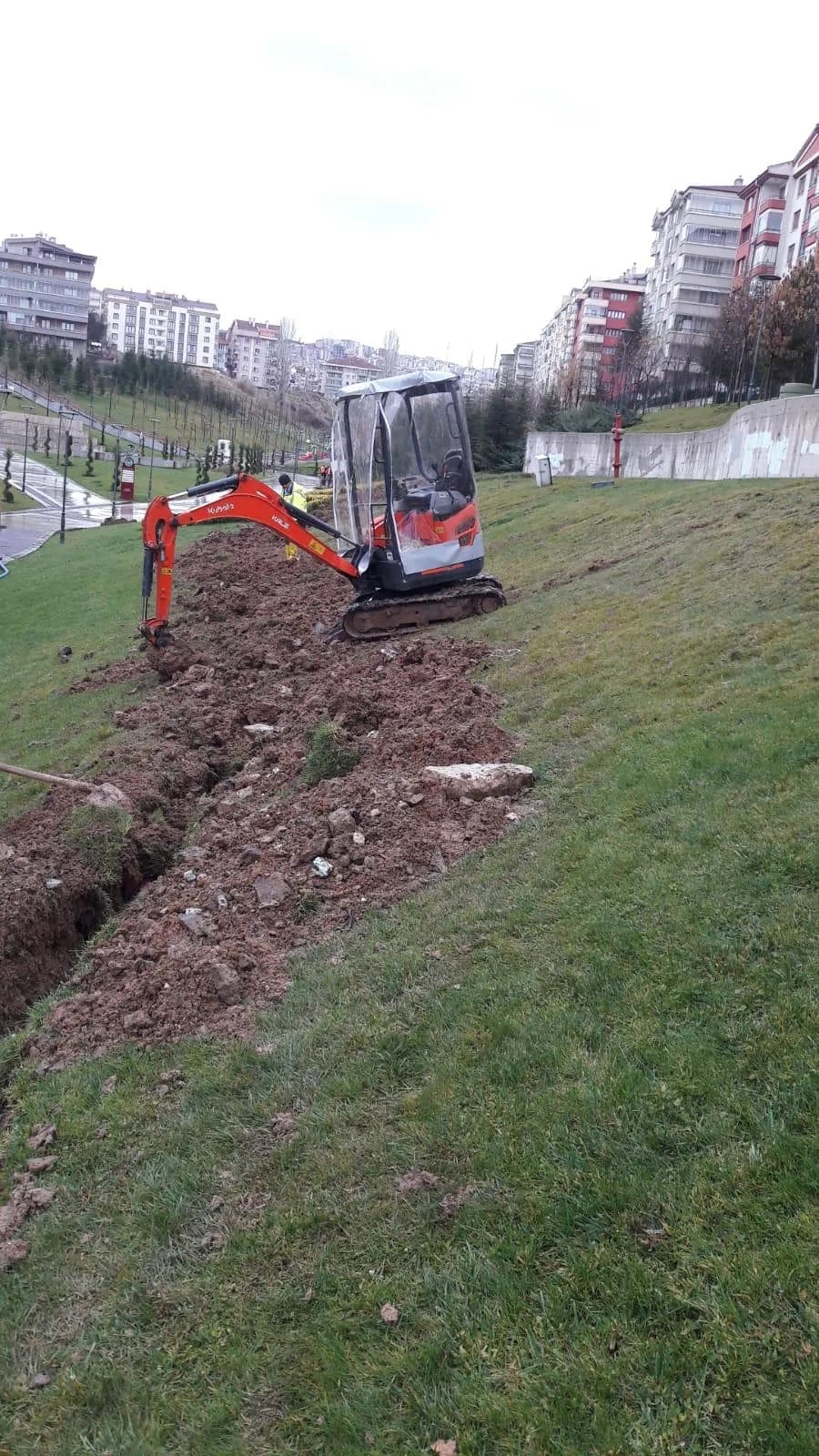 Mini ekskavatör ile yeşil alanda kanal kazısı — Ankara